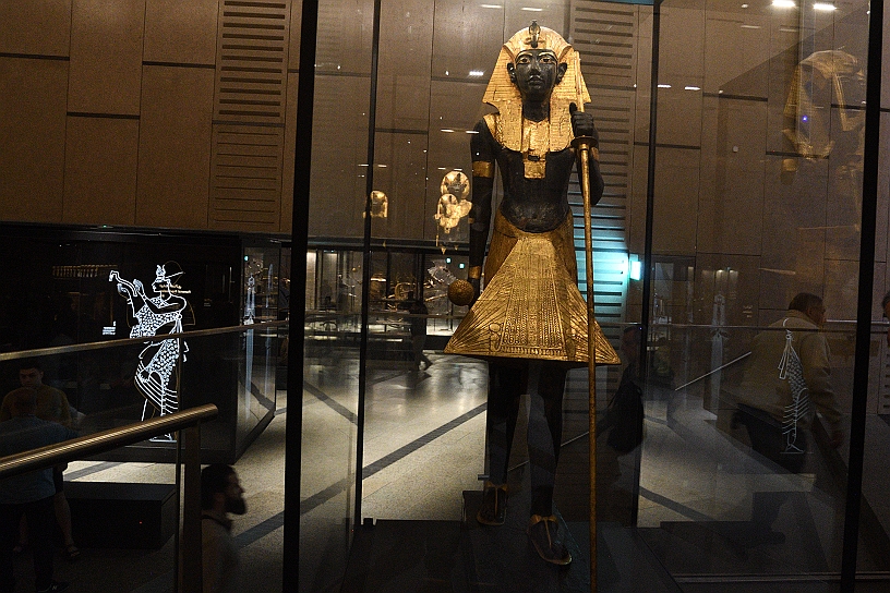 56 MAK_7167.jpg - Si entra nella sezione dedicata a tutti i reperti funebri rinvenuti nella sepoltura di Tutankhamon iniziando con la statua dorata del Ka (spirito eterno) del faraone a grandezza naturale.